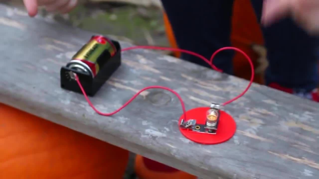 How to make a Pumpkin Piano! (using a Makey Makey!) | Maddie Moate